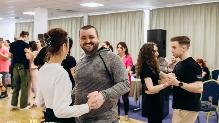 Учні відпрацьовують кізомбу в парі на занятті в Києві